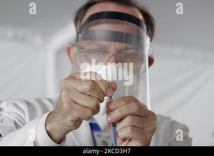 La brigade de vaccination à l'intérieur des anciennes installations de la première région militaire située à Venustiano Carranza, Mexico, avant d'immuniser les personnes âgées contre le COVID-19 avec le sinovac biologique chinois pendant l'urgence sanitaire et le feu de circulation épidémiologique orange dans la capitale. (Photo de Gerardo Vieyra/NurPhoto) Banque D'Images