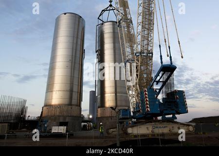 Les chars GSE n° 1 et 2 de la ferme de réservoirs orbitaux SpaceX en développement rapide et du site de lancement à Boca Chica, Texas, sur 20 avril 2021. (Photo de Reginald Mathalone/NurPhoto) Banque D'Images