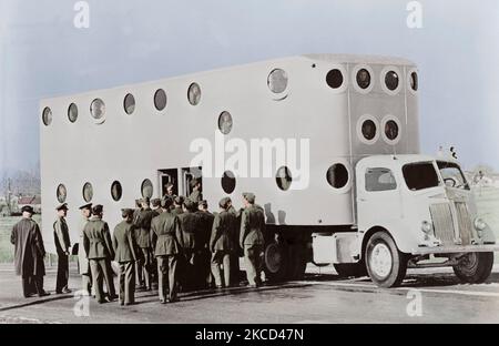 Soldats à bord d'un tracteur semi-remorque blanche au Camp Carson, Californie, vers 1943. Banque D'Images