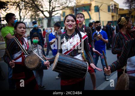 Le dévot népalais joue un instrument traditionnel lors du festival Sète Machindanath à Katmandou, au Népal, mardi, 20 avril 2021. (Photo de Rojan Shrestha/NurPhoto) Banque D'Images