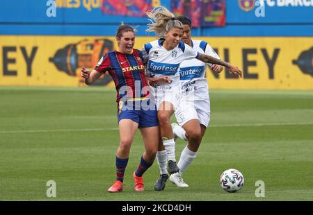 Natalia Ramos et Mariona Caldentey pendant le match entre le FC Barcelone et UD Granadilla Tenerife, correspondant à la semaine 16 de la ligue espagnole de femmes Primera Iberdrola, joué au stade Johan Cruyff, le 20th avril 2021, à Barcelone, en Espagne. -- (photo par Urbanandsport/NurPhoto) Banque D'Images