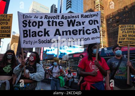 Les gens de Times Square écoutent le verdict du procès de Derek Chauvin sur 20 avril 2021 à New York. Chauvin, un ancien agent de police de Minneapolis, Minnesota, a été reconnu coupable des trois chefs d'accusation dans le meurtre de George Floyd (photo de John Nacion/NurPhoto) Banque D'Images