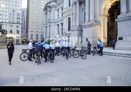 Un moulin de police à l'extérieur de l'hôtel de ville à la suite du verdict de culpabilité rendu dans le procès pour meurtre de Derek Chauvin, à Philadelphie, PA sur 20 avril 2021. (Photo par Cory Clark/NurPhoto) Banque D'Images