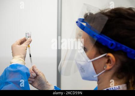 21/04/2021 Italie, Turin. Une infirmière prépare la seringue pour le vaccin AstraZeneca COVID-19 dans le centre de vaccination RealeMutua, le premier créé dans un espace mis à disposition par une société privée, Reale Mutua Insurance. (Photo de Mauro Ujetto/NurPhoto) Banque D'Images