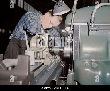 Employé d'usine produisant des canons de 37mm et de supports d'armes à feu, 1942. Banque D'Images