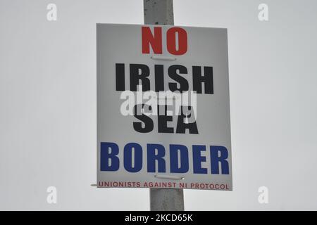 Une affiche unioniste contre une éventuelle frontière interne du Royaume-Uni fixée à une lampe de poteau au port de Larne dans le comté d'Antrim. Mardi, 20 avril 2021, à Larne, comté d'Antrim, Irlande du Nord (photo par Artur Widak/NurPhoto) Banque D'Images
