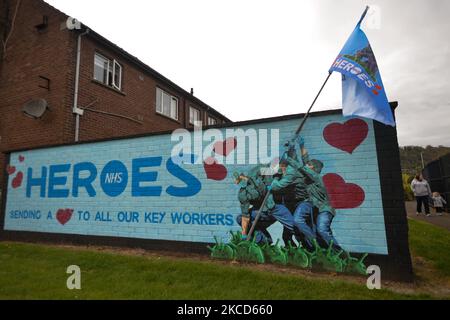 Un mémorial Iwo Jima a inspiré la fresque des héros du NHS par les artistes Ricky Morrow et Dee Craig dans le village de Glynn près de Larne, dans le comté d'Antrim. Mardi, 20 avril 2021, à Glynn, comté d'Antrim, Irlande du Nord (photo par Artur Widak/NurPhoto) Banque D'Images