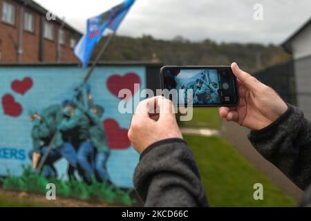 Un mémorial Iwo Jima a inspiré la fresque des héros du NHS par les artistes Ricky Morrow et Dee Craig dans le village de Glynn près de Larne, dans le comté d'Antrim. Mardi, 20 avril 2021, à Glynn, comté d'Antrim, Irlande du Nord (photo par Artur Widak/NurPhoto) Banque D'Images