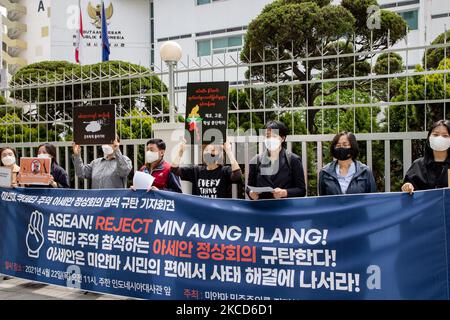 Les membres de l'Association coréenne de la société civile, qui soutient la démocratie au Myanmar, tiennent une conférence de presse d'urgence devant l'ambassade indonésienne en Corée et condamnent la participation au sommet de l'Association des nations de l'Asie du Sud-est (ANASE) du commandant en chef du régime militaire du Myanmar, min Aung Hlaing, on 22 avril, 2021 à Séoul, Corée du Sud (photo de Chris Jung/NurPhoto) Banque D'Images