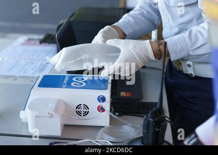 Un officier a effectué un test d'échantillon d'un passager à l'aide de l'outil GeNose C19 sur 22 avril 2021 au terminal de bus de Tingkir, à Salatiga, en Indonésie. Ce service d'essai gratuit GeNose C19 vise à détecter et à anticiper la transmission de Covid-19 dans les transports publics. (Photo par Galih Yoga/NurPhoto) Banque D'Images