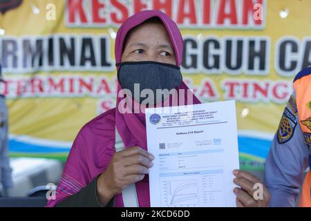 Un passager montre ses résultats du test GeNose C19 le 22 2021 avril à la gare routière de Tingkir, Salatiga, Indonésie. Ce service d'essai gratuit GeNose C19 vise à détecter et à anticiper la transmission de Covid-19 dans les transports publics. (Photo par Galih Yoga/NurPhoto) Banque D'Images