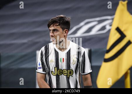 Juventus en avant Paulo Dybala (10) se prépare à tirer le ballon à partir d'un coup de pied d'angle pendant le match de football de Serie A n.32 JUVENTUS - PARME on 21 avril 2021 au stade Allianz à Turin, Piémont, Italie. Résultat final: Juventus-Parme 3-1. Les stades sportifs autour de l'Italie restent soumis à des restrictions strictes en raison de la pandémie du coronavirus, car les lois de distanciation sociale du gouvernement interdisent aux fans à l'intérieur des lieux, ce qui entraîne le jeu derrière des portes fermées. (Photo de Matteo Bottanelli/NurPhoto) Banque D'Images