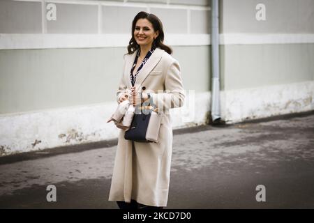 Les gens assistent à Street style Mercedes Benz - Fashion week Russie automne/hiver 2021-2022 - jour 3 21 avril 2021, Moscou, Russie (photo par Nataliya Petrova/NurPhoto) Banque D'Images