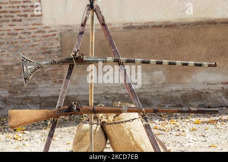 scène extérieure en vue horizontale avec un exposant avec deux arquebus de soldats espagnols des tiers du 17th siècle Banque D'Images