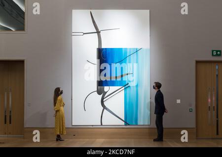 LONDRES, ROYAUME-UNI - 22 AVRIL 2021: Les membres du personnel regardent Untitled (Baum 18) (2014) par Albert Oehlen (est.: £380 000 - 580 000) lors d'un appel photo pour Bonhams Contemporary Art sale, on 22 avril 2021 à Londres, Angleterre. (Photo de Wiktor Szymanowicz/NurPhoto) Banque D'Images