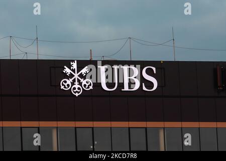 Le logo UBS est visible dans le bâtiment à bureaux de Cracovie, en Pologne, sur 21 avril 2021. (Photo de Jakub Porzycki/NurPhoto) Banque D'Images