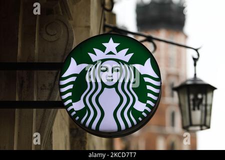 Le logo Starbucks Coffee est visible sur le café de Cracovie, en Pologne, sur 18 avril 2021. (Photo de Jakub Porzycki/NurPhoto) Banque D'Images