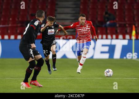 Alejandro Pozo, de SD Eibar et Quini, de Grenade CF pendant le match de la Ligue entre Grenade CF et SD Eibar au stade Nuevo Los Carmenes sur 22 avril 2021 à Grenade, Espagne. Les stades de football en Espagne restent fermés aux fans en raison de la pandémie du coronavirus. (Photo par Álex Cámara/NurPhoto) Banque D'Images