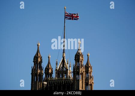 Un drapeau de l'Union survole le sommet de la tour Victoria des chambres du Parlement au beau printemps à Londres, en Angleterre, sur 22 avril 2021. (Photo de David Cliff/NurPhoto) Banque D'Images