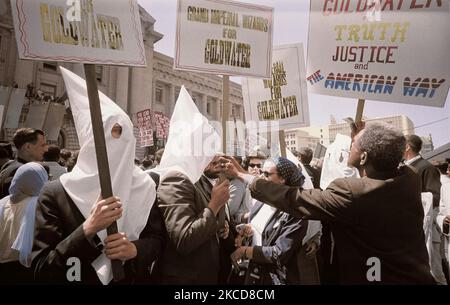 Ku Klux Klan membres appuyant la campagne de Barry Goldwater pour l'investiture présidentielle, 1964. Banque D'Images