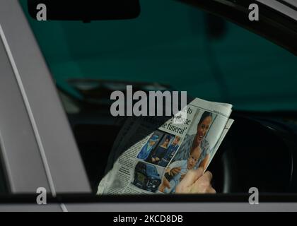 Une personne assise dans la voiture et lisant un journal, dans le centre de Clifden, Co. Galway. Le jeudi 22 avril 2021, à Clifden, Connemara, comté de Galway, Irlande. (Photo par Artur Widak/NurPhoto) Banque D'Images