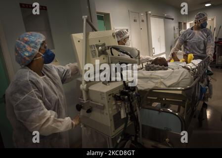 12.Mar.2021 - Covid-19 USI patient intubé de l'Itapecerica da Serra General Hospital effectue une tomodensitométrie pour évaluer les dommages pulmonaires. Depuis le début du mois de mars, l'hôpital est occupé à 100 % pendant la pire phase de la pandémie de SP (et du Brésil). Chaque jour, 3,300 personnes sont admises dans les hôpitaux publics de SP, qui enregistrent 29 962 patients hospitalisés ce dimanche de Pâques (4) (photo de Gustavo Basso/NurPhoto) Banque D'Images