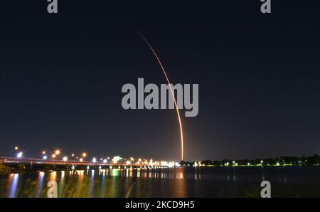 Comme on l'a vu dans cette exposition d'Orlando, en Floride, une fusée SpaceX Falcon 9 avec une capsule de dragon d'équipage se lève du pad 39A au Centre spatial Kennedy sur 23 avril 2021 à Cape Canaveral, en Floride. La mission Crew-2 transportera quatre astronautes à la Station spatiale internationale. (Photo de Paul Hennessy/NurPhoto) Banque D'Images