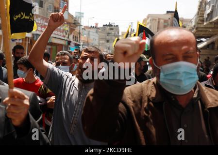 Les Palestiniens brandissent des slogans lors d'un rassemblement pour montrer leur solidarité avec les Palestiniens qui se sont affrontés avec les troupes israéliennes dans l'est de Jérusalem, dans la ville de Gaza, sur 23 avril 2021 - plus de 100 Palestiniens et 20 policiers israéliens ont été blessés lors d'affrontements nocturnes dans l'est de Jérusalem, annexe, a déclaré les autorités. Les violences ont éclaté à l'extérieur d'une entrée dans la vieille ville fortifiée, après que la police ait interdit l'accès à certaines zones où les Palestiniens se rassemblent généralement en grand nombre pendant le mois à jeun des musulmans du Ramadan. Les tensions ont été alimentées par l'arrivée des Juifs d'extrême-droite à la fin d'une marche au cours de laquelle ils ont harcelé Banque D'Images