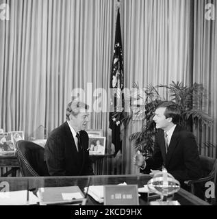 Ronald Reagan à son bureau dans le Bureau ovale avec un sénateur républicain. Banque D'Images
