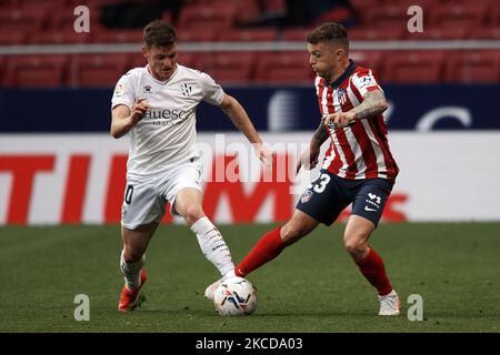 Sergio Gomez de Huesca et Kieran Trippier de l'Atlético Madrid concourent pour le ballon pendant le match de la Liga Santander entre Atlético de Madrid et SD Huesca à l'Estadio Wanda Metropolitano sur 22 avril 2021 à Madrid, Espagne. Les stades sportifs autour de l'Espagne restent soumis à des restrictions strictes en raison de la pandémie du coronavirus, car les lois de distanciation sociale du gouvernement interdisent aux fans à l'intérieur des lieux, ce qui entraîne des matchs à huis clos. (Photo de Jose Breton/Pics action/NurPhoto) Banque D'Images