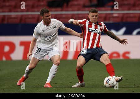 Sergio Gomez de Huesca et Kieran Trippier de l'Atlético Madrid concourent pour le ballon pendant le match de la Liga Santander entre Atlético de Madrid et SD Huesca à l'Estadio Wanda Metropolitano sur 22 avril 2021 à Madrid, Espagne. Les stades sportifs autour de l'Espagne restent soumis à des restrictions strictes en raison de la pandémie du coronavirus, car les lois de distanciation sociale du gouvernement interdisent aux fans à l'intérieur des lieux, ce qui entraîne des matchs à huis clos. (Photo de Jose Breton/Pics action/NurPhoto) Banque D'Images