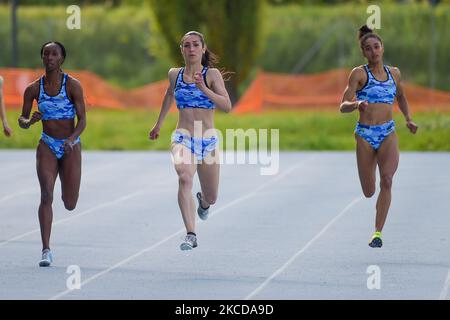 Les coureurs relais de 300 mètres; Alice Mangione - Maria Benedicta Chigbolu - Raphaela Lukudo à Rieti, Italie, sur 23 avril 2021. (Photo de Riccardo Fabi/NurPhoto) Banque D'Images