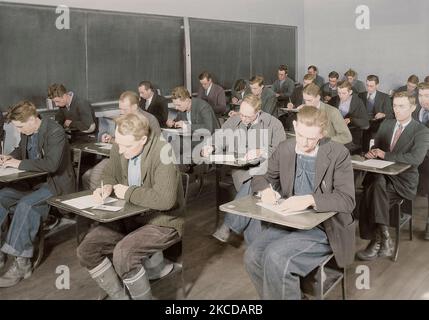 Les ouvriers qualifiés et non qualifiés en tenant l'examen TVA, 1933. Banque D'Images