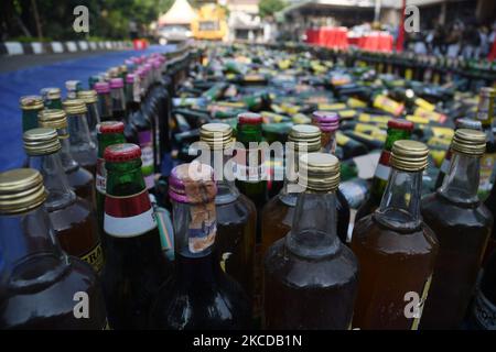 Le 23 avril 2021, le gouvernement de la région de Djakarta a détruit des boissons alcoolisées, dont plusieurs marques se sont déposées au bureau de police du secteur de Pulogadung, à Jakarta, en Indonésie. Des milliers de bouteilles d'alcool de différentes marques ont été détruites par des équipements lourds. Des boissons ont été obtenues d'une opération conjointe des autorités au cours des deux mois où elles ont subi des raids qui ont causé des pertes sociales à la communauté.(photo de Dasril Roszandi/NurPhoto) Banque D'Images