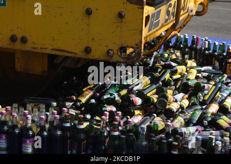 Le 23 avril 2021, le gouvernement de la région de Djakarta a détruit des boissons alcoolisées, dont plusieurs marques se sont déposées au bureau de police du secteur de Pulogadung, à Jakarta, en Indonésie. Des milliers de bouteilles d'alcool de différentes marques ont été détruites par des équipements lourds. Des boissons ont été obtenues d'une opération conjointe des autorités au cours des deux mois où elles ont subi des raids qui ont causé des pertes sociales à la communauté.(photo de Dasril Roszandi/NurPhoto) Banque D'Images