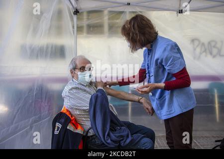 Une infirmière de l'équipe de l'hôpital universitaire central des Asturies (HUCA) vaccine un homme avec Pfizer dans l'autopovid installé par le système de santé asturien de la Principauté des Asturies (SESPA) à Norena, Asturies, Espagne sur 22 avril 2021. (Photo d'Alvaro Fuente/NurPhoto) Banque D'Images