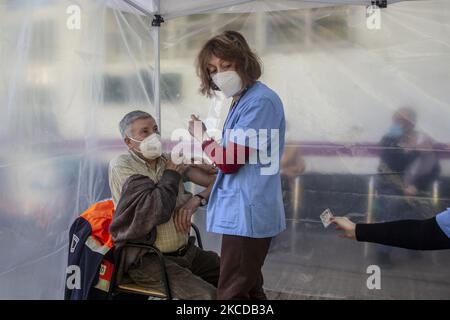 Une infirmière de l'équipe de l'hôpital universitaire central des Asturies (HUCA) vaccine un homme avec Pfizer dans l'autopovid installé par le système de santé asturien de la Principauté des Asturies (SESPA) à Norena, Asturies, Espagne sur 22 avril 2021. (Photo d'Alvaro Fuente/NurPhoto) Banque D'Images