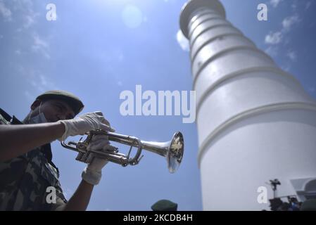 Le personnel de l'armée népalaise joue des instruments traditionnels en tant que Premier ministre KP Sharma Oli inaugurant le nouveau Dharahara à Katmandou, au Népal, samedi, 24 avril 2021. Le Premier ministre KP Sharma Oli inaugure Dharahara. La tour Dharahara qui a été détruite pendant le tremblement de terre dévastateur de 2015. (Photo de Narayan Maharajan/NurPhoto) Banque D'Images