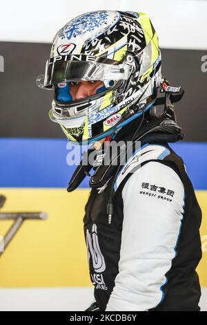 Guanyu Zhou de Chine d'Uni - Virtuosi Racing, portrait pendant le deuxième jour de la FIA Formule 2 essais au circuit de Barcelone - Catalunya sur 24 avril 2021 à Montmelo, Espagne. (Photo par Xavier Bonilla/NurPhoto) Banque D'Images