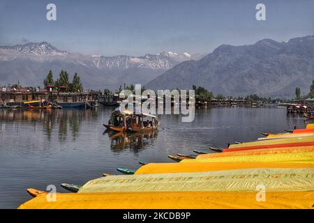 Les propriétaires de shikara attendent leurs clients au célèbre lac Dal à Srinagar, Jammu-et-Cachemire, Inde, le 24 avril 2021. Le tourisme au Cachemire a commencé sur une note prometteuse au début de la nouvelle année. Cependant, avec la deuxième vague de ravages à travers le pays, l'afflux de touristes a commencé à se tasser.Â au cours des deux dernières semaines, la plupart des réservations à l'avance dans les hôtels et les bateaux de ménage à travers le Cachemire ont été annulées, Les parties prenantes ont déclaré: Couvre-feu de fin de semaine à Jammu-et-Cachemire de ce soir 8pm au lundi 6am pour freiner la propagation de Covid-19 (photo de Nasir Kachroo/NurPhoto) Banque D'Images