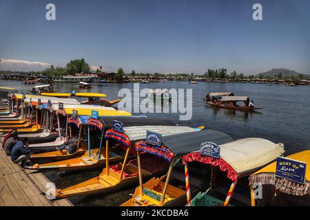 Les propriétaires de shikara attendent leurs clients au célèbre lac Dal à Srinagar, Jammu-et-Cachemire, Inde, le 24 avril 2021. Le tourisme au Cachemire a commencé sur une note prometteuse au début de la nouvelle année. Cependant, avec la deuxième vague de ravages à travers le pays, l'afflux de touristes a commencé à se tasser.Â au cours des deux dernières semaines, la plupart des réservations à l'avance dans les hôtels et les bateaux de ménage à travers le Cachemire ont été annulées, ont déclaré les parties prenantes. (Photo de Nasir Kachroo/NurPhoto) Banque D'Images