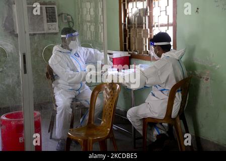 Le 024 avril 2021, le travailleur de la santé attend de recueillir un échantillon d'écouvillonnage nasal auprès d'un résident pour tester le coronavirus COVID-19 à l'hôpital universitaire de Bangabandhu Sheikh Mujib, à Dhaka, au Bangladesh. (Photo par Mamunur Rashid/NurPhoto) Banque D'Images