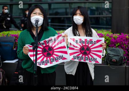 Les manifestants détiennent des drapeaux du soleil montant qui disent que le gouvernement japonais devrait boire de l'eau contaminée radioactive de Fukushima lors d'une protestation contre la décision du gouvernement japonais de libérer de l'eau radioactive de la centrale nucléaire de Fukushima en mer suscite l'indignation devant l'ambassade du Japon sur 24 avril, 202 à Séoul, en Corée du Sud. (Photo de Chris Jung/NurPhoto) Banque D'Images