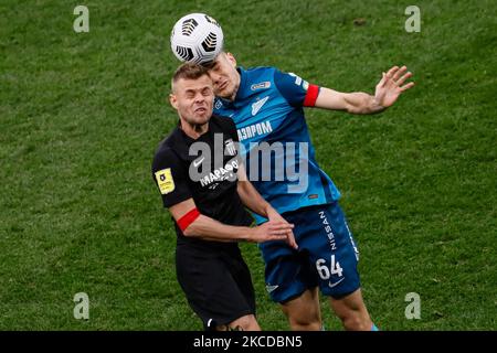 Kirill Kravtsov (R) de Zenit Saint-Pétersbourg et Sergei Serchenkov de rotor vie pour un en-tête lors du match de la première Ligue russe entre le FC Zenit Saint-Pétersbourg et le FC rotor Volgograd sur 24 avril 2021 à l'arène Gazprom à Saint-Pétersbourg, en Russie. (Photo de Mike Kireev/NurPhoto) Banque D'Images