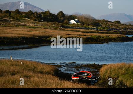 Vue panoramique sur l'île d'Inishnee. Le samedi 24 avril 2021, à Roundstone, Connemara, comté de Galway, Irlande. (Photo par Artur Widak/NurPhoto) Banque D'Images