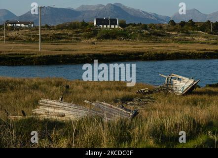 Vue sur les vestiges d'un bateau en bois sur l'île Inishnee. Le samedi 24 avril 2021, à Roundstone, Connemara, comté de Galway, Irlande. (Photo par Artur Widak/NurPhoto) Banque D'Images