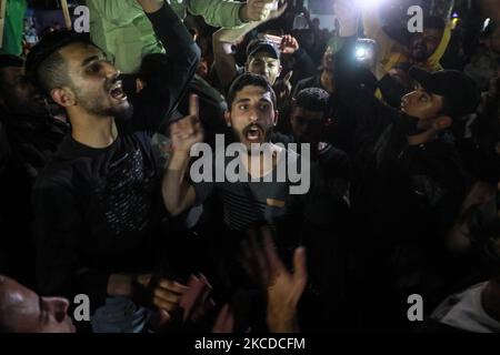 Les Palestiniens scandent des slogans alors qu'ils brûlent des pneus lors d'un rassemblement en faveur des manifestants à Jérusalem, à 24 avril 2021, dans la ville de Gaza. (Photo de Majdi Fathi/NurPhoto) Banque D'Images