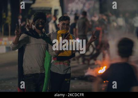 Les Palestiniens scandent des slogans alors qu'ils brûlent des pneus lors d'un rassemblement en faveur des manifestants à Jérusalem, sur 24 avril 2021, dans la ville de Gaza.(photo de Mamen Faiz/NurPhoto) Banque D'Images