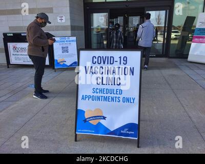 Les gens attendent d'entrer dans un centre de vaccination de masse COVID-19 dans la région de York, Ontario, Canada, on 23 avril 2021. Pour lutter contre la propagation de nouveaux coronavirus mortels (COVID-19) variantes de la région de York les résidents âgés de 35 ans et plus dans cinq codes postaux prioritaires sont maintenant admissibles à recevoir leur première dose d'un vaccin COVID-19 dans les sites de vaccination de masse municipaux. (Photo de Creative Touch Imaging Ltd./NurPhoto) Banque D'Images