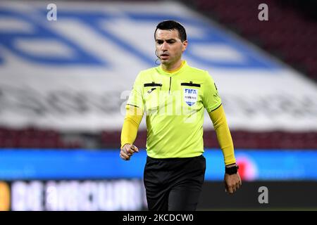 L'arbitre Ovidiu Hategyan lors du match roumain de la Ligue 1 entre CFR Cluj et l'Universitatea Craiova, dans le stade Dr. Constantin Radulescu, à Cluj-Napoca, Roumanie, 24 avril 2021. (Photo de Flaviu Buboi/NurPhoto) Banque D'Images